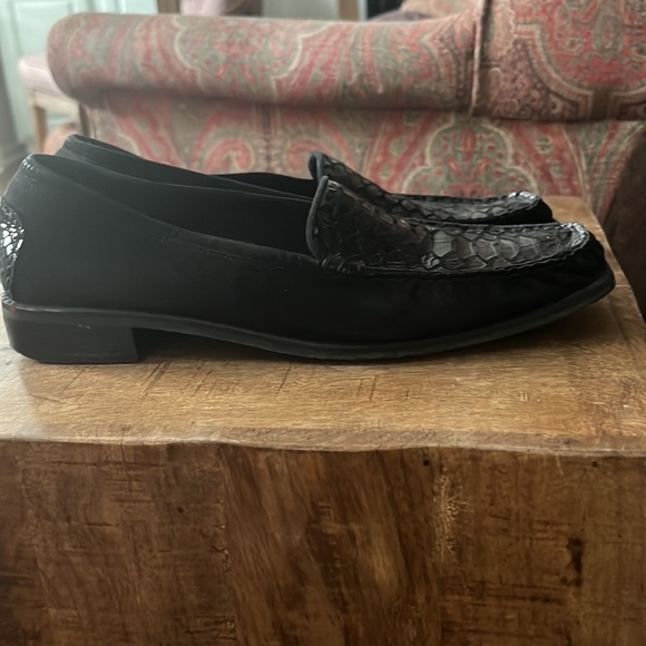 Stuart Weitzman black loafer flat moccasin embossed snake suede - Picture 3 of 6